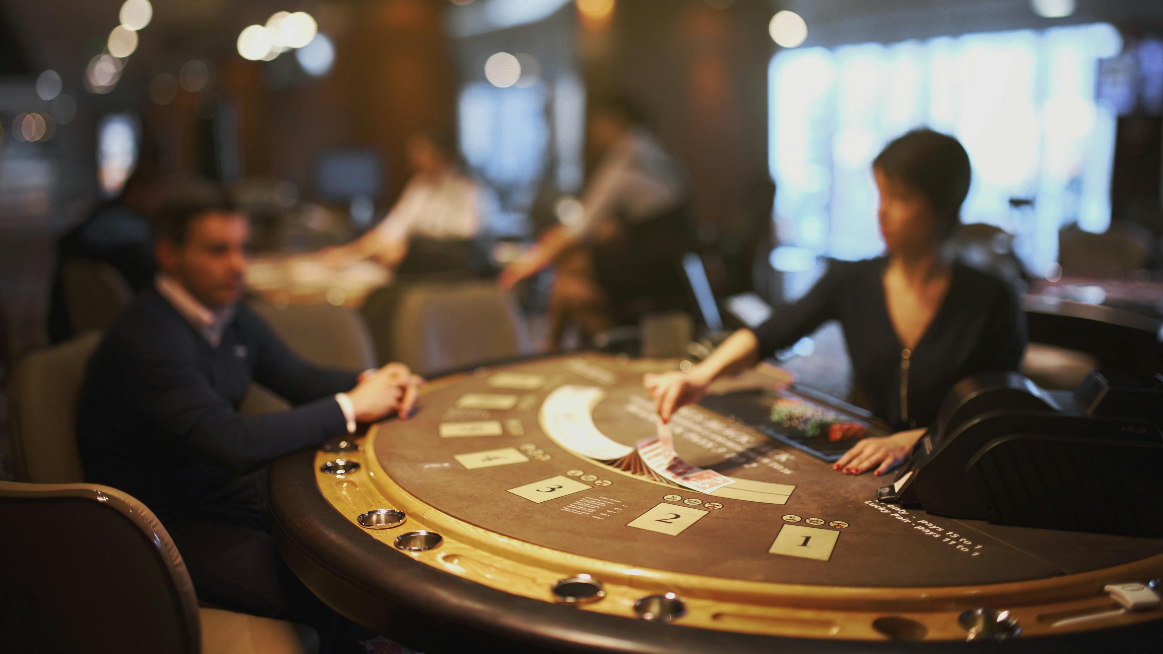 Pengguna mobile membaca panduan Ludo Cepat